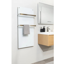 Badrum med handdukstork, tvättställsskåp och spegel