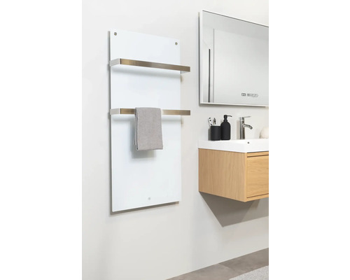 Badrum med handdukstork, tvättställsskåp och spegel