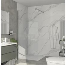 Badrum med dusch, tvättställ och toalett