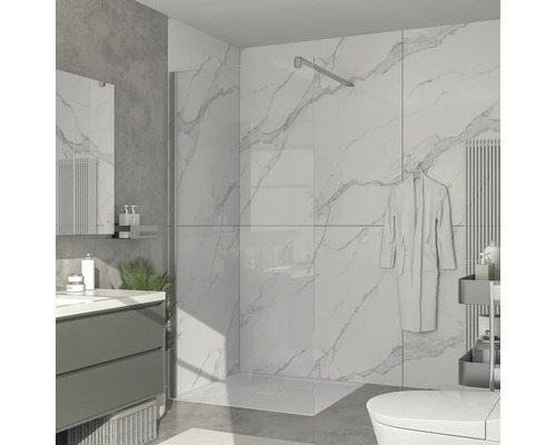 Badrum med dusch, tvättställ och toalett