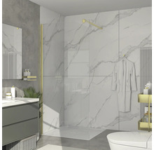 Badrum med dusch, tvättställsskåp och toalett i ljus design