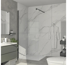 Badrum med dusch, tvättställ, toalett och marmorvägg