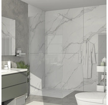 Ljust badrum med dusch, handfat, spegel och toalett