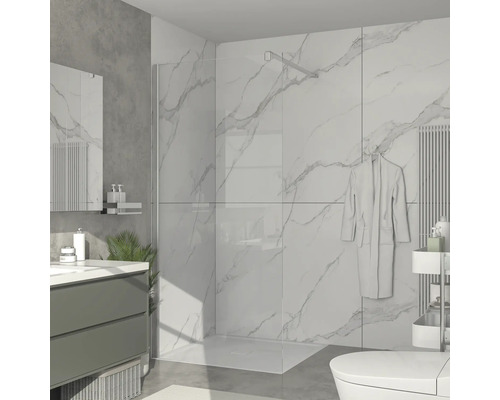 Ljust badrum med dusch, handfat, spegel och toalett