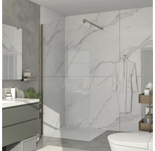 Modernt badrum med dusch, handfat och toalett.