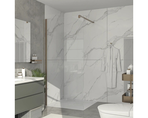 Modernt badrum med dusch, handfat och toalett.