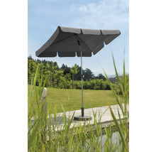 Rektangulärt parasoll med stativ på en träaltan i trädgården