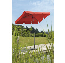 Fyrkantigt trädgårdsparasoll med stålstång och betongfot på en träaltan.