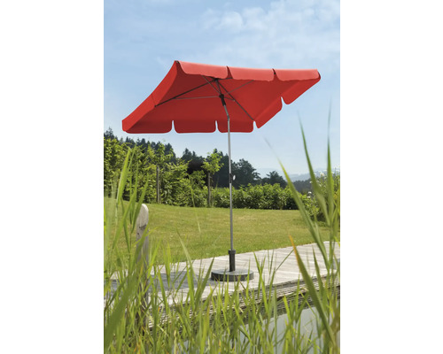 Fyrkantigt trädgårdsparasoll med stålstång och betongfot på en träaltan.