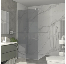 Modernt badrum med duschvägg, handfat, toalett och radiator