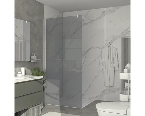 Modernt badrum med duschvägg, handfat, toalett och radiator