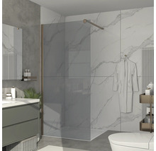 Modernt badrum med duschvägg i glas, tvättställ och toalett