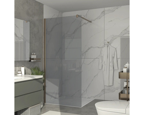 Modernt badrum med duschvägg i glas, tvättställ och toalett