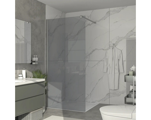 Modernt badrum med duschkabin, tvättställ och marmorplattor.