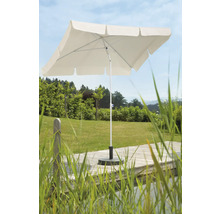 Fyrkantigt parasoll med parasollfot i trädgården