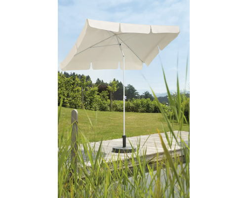 Fyrkantigt parasoll med parasollfot i trädgården