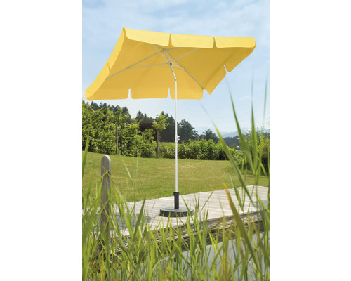 Fyrkantigt parasoll med stång och fot på en träaltan