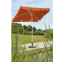 Fyrkantigt parasoll på en terrass