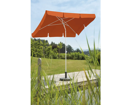 Fyrkantigt parasoll på en terrass