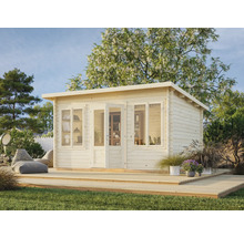 Trädgårdshus i trä med fönster och dubbeldörr på trädäck i trädgården