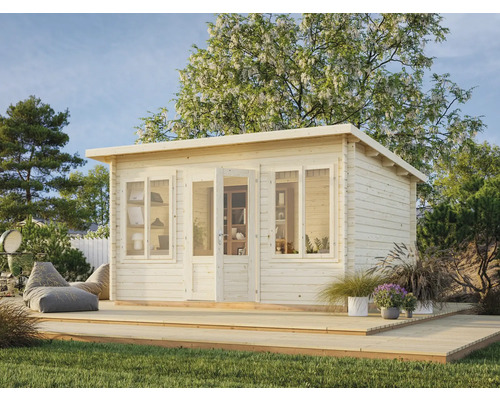 Trädgårdshus i trä med fönster och dubbeldörr på trädäck i trädgården