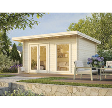 Trädgård med trädgårdshus i trä, sittgrupp och stenterass