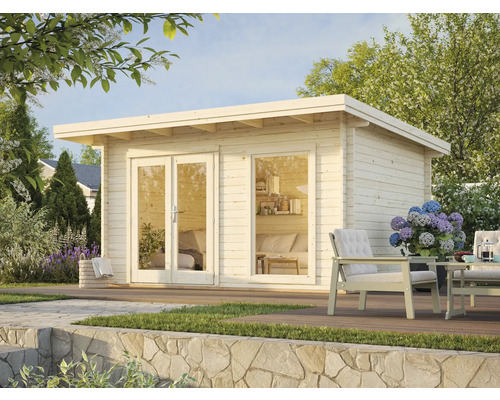 Trädgård med trädgårdshus i trä, sittgrupp och stenterass