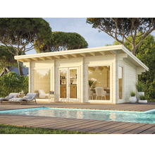 Trädgård med pool och modernt trädgårdshus i trä med stora fönster