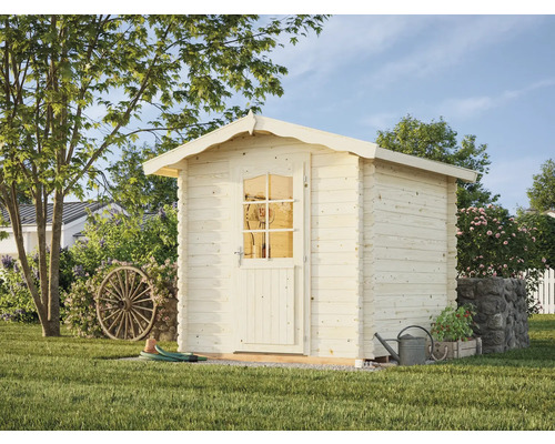 Trädgårdshus i trä med dörr och fönster i en välskött trädgård