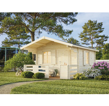 Trädgårdshus i trä med veranda i trädgården