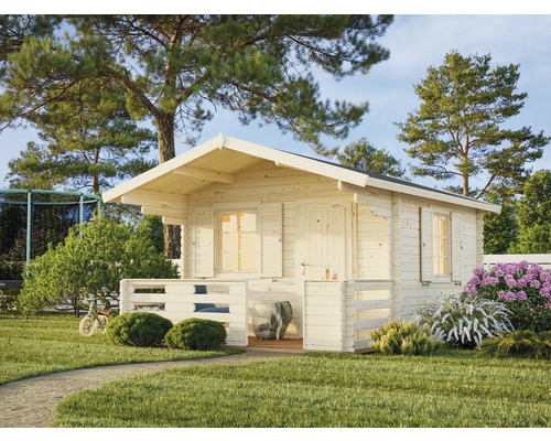 Trädgårdshus i trä med veranda i trädgården