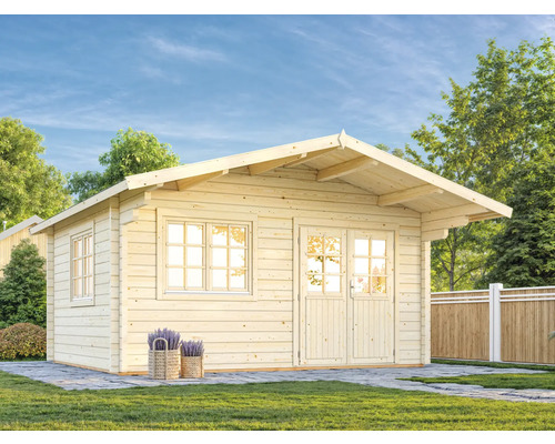 Trädgårdshus i trä med fönster och dubbeldörr i trädgården