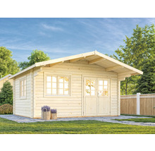 Trädgårdshus i trä med fönster och dubbeldörr i trädgården