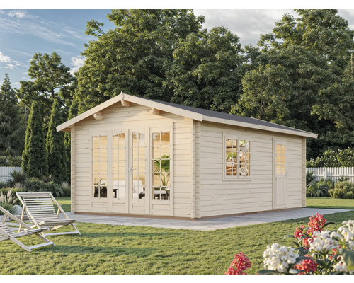 Trädgårdshus i trä med fönster och dörrar i trädgården