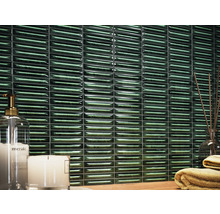 Väggdekoration med rektangulära glänsande plattor i badrummet.