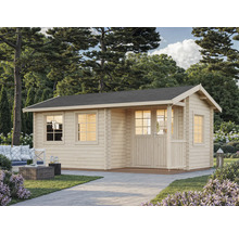 Trädgårdshus i trä med fönster och dörr i trädgården