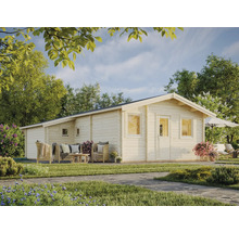 Utsikt över ett trähus med uteplats och trädgårdsmöbler