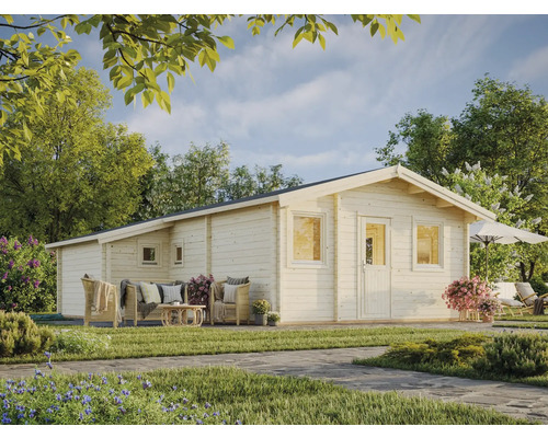 Utsikt över ett trähus med uteplats och trädgårdsmöbler