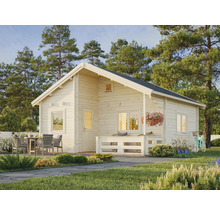 Ljust trähus med terrass, trädgårdsmöbler och blommor