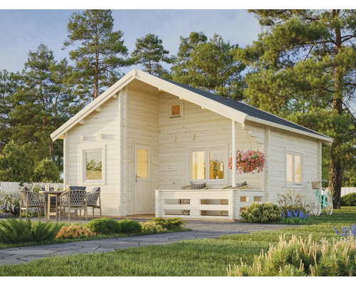 Ljust trähus med terrass, trädgårdsmöbler och blommor