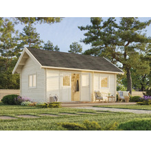 Trädgårdshus i trä med terrass i en trädgårdsmiljö