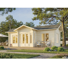 Trädgårdshus i trä med uteplats och trädgårdsmöbler i en grön miljö