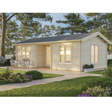 Trädgårdshus i trä med fönster, dörr och sadeltak i trädgården