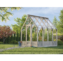 Växthus i trä med växter i trädgården