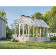 Växthus med träram och växter i trädgården