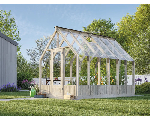 Växthus med träram och växter i trädgården