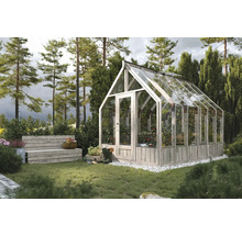 Växthus i trädgården med bänk och trädgårdsredskap