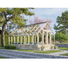 Växthus av trä och glas i trädgården.