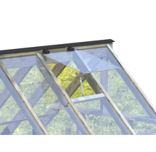 Detaljvy av det öppnade takfönstret i ett växthus.