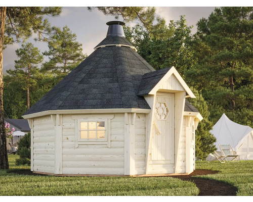 Grillkåta i trä med tak, fönster och dörr i trädgården.